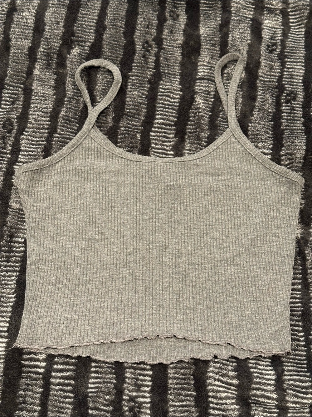 Brandy Melville Heather Gray Ribbed V-Neck Cropped Cami - Picture 2 of 3